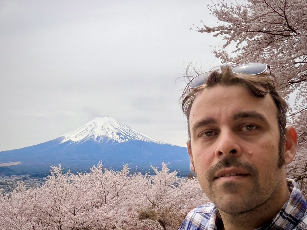 Andrea devant le Mont Fuji, entouré de sakura