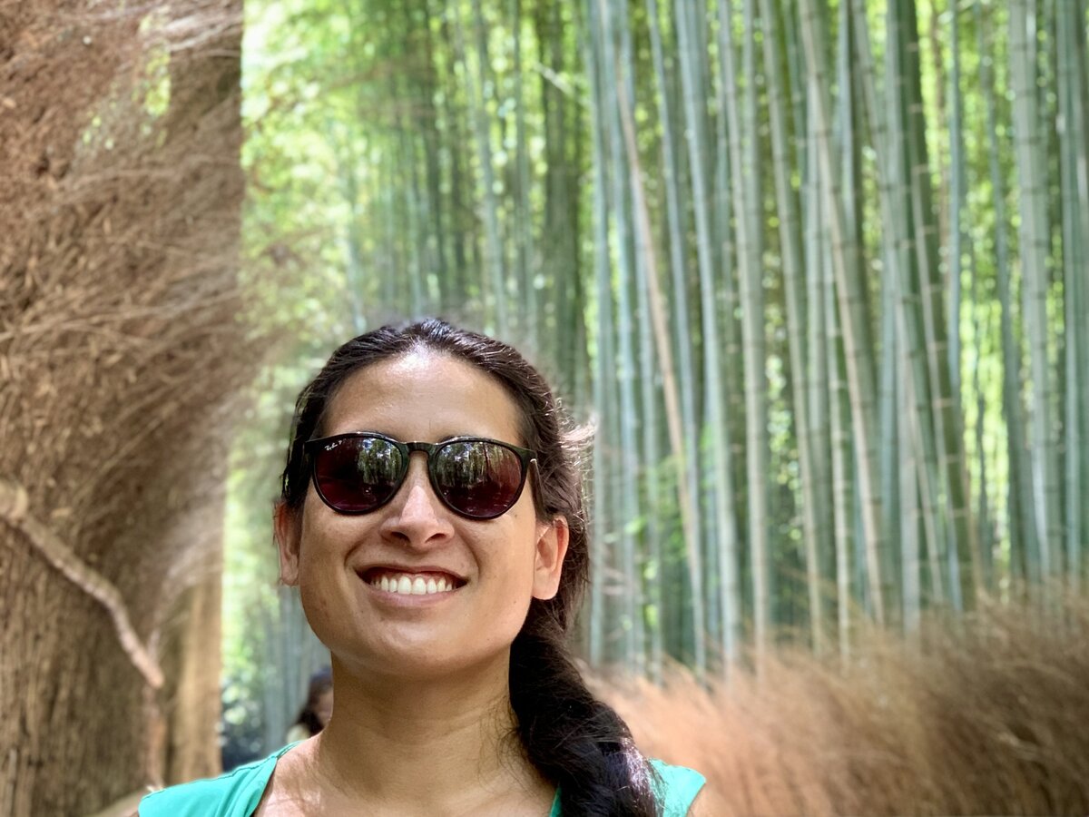 Cinthia dans la forêt de bambous d'Arashiyama, Kyoto