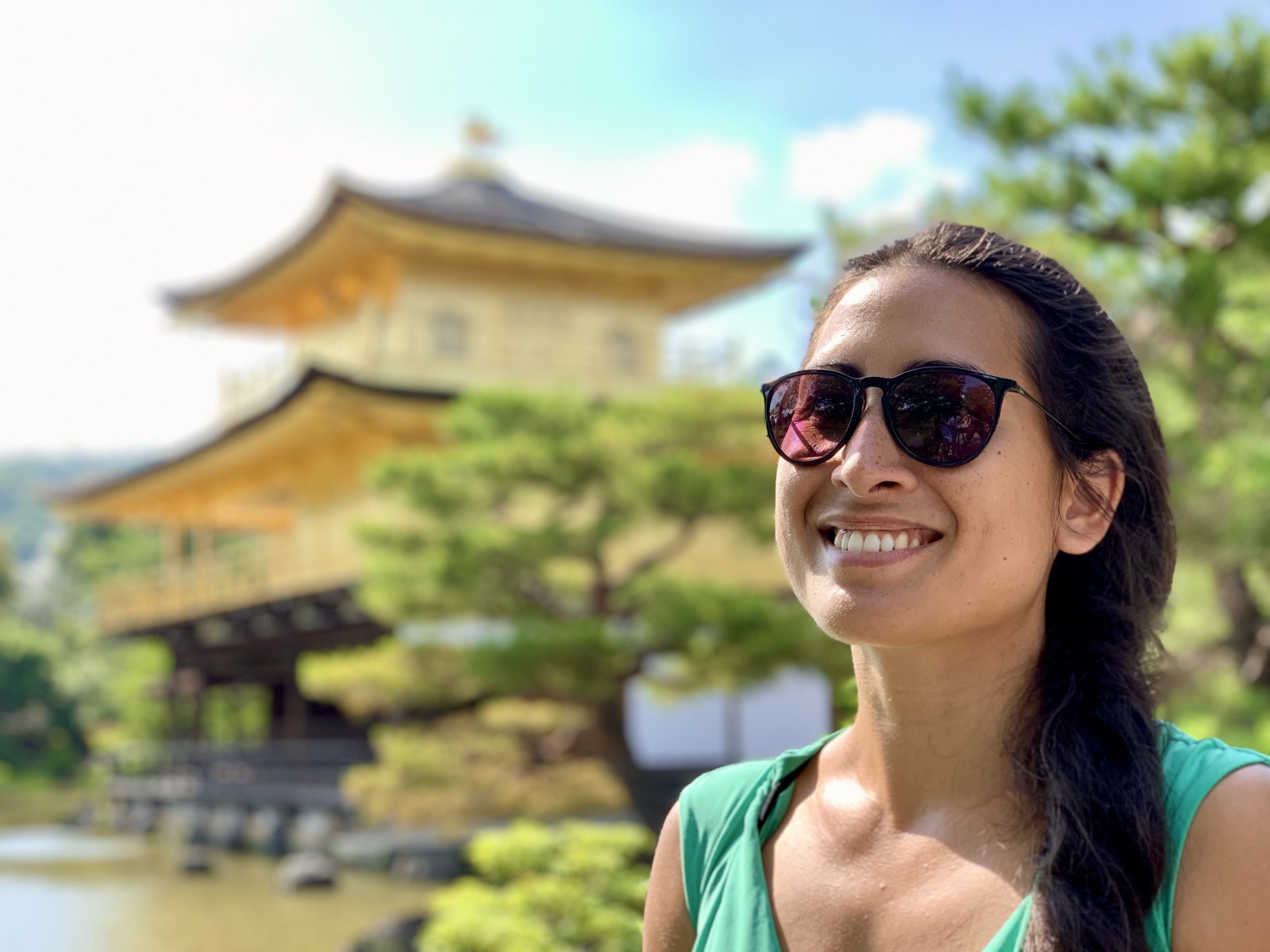 Cinthia devant le Kinkaku-ji (pavillon d'or), Kyoto