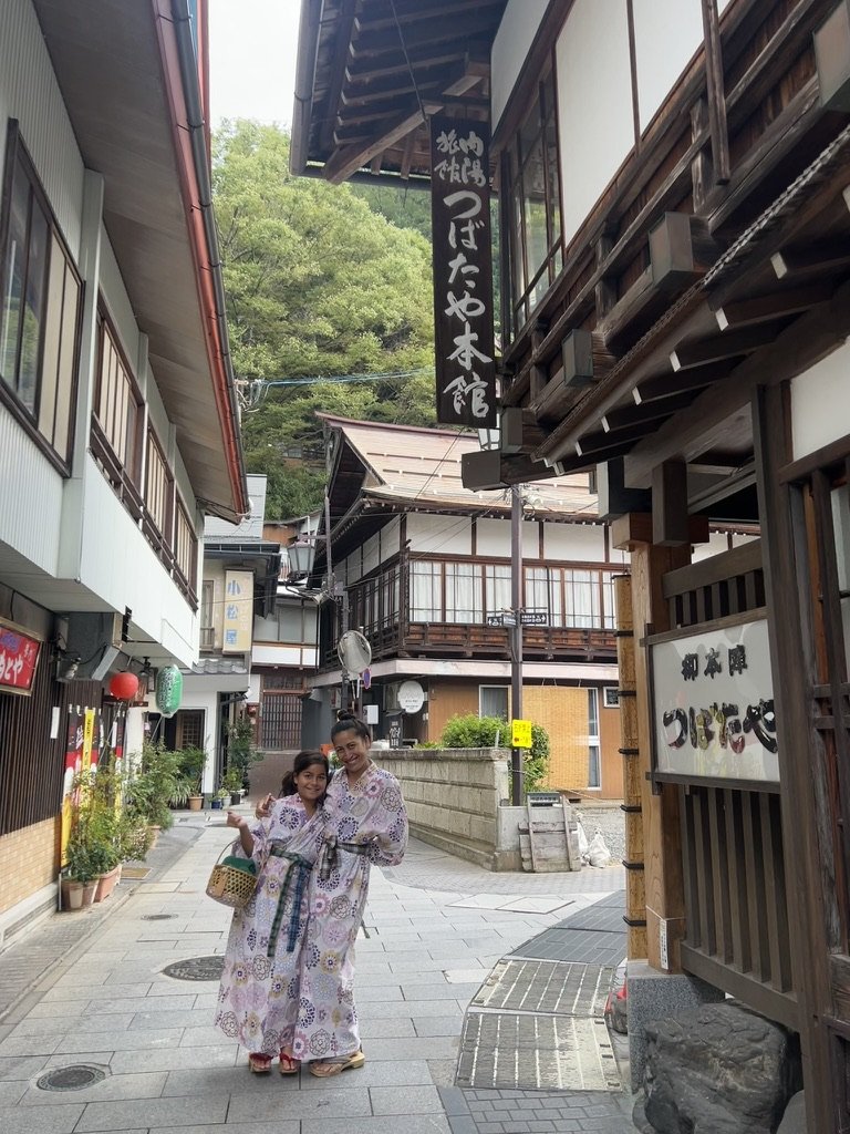 Cinthia et notre fille en yukata dans une ville thermale japonaise